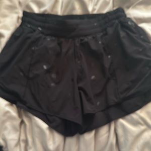 Lululemon hotty hots size 8 4inch (lululemon logo black)